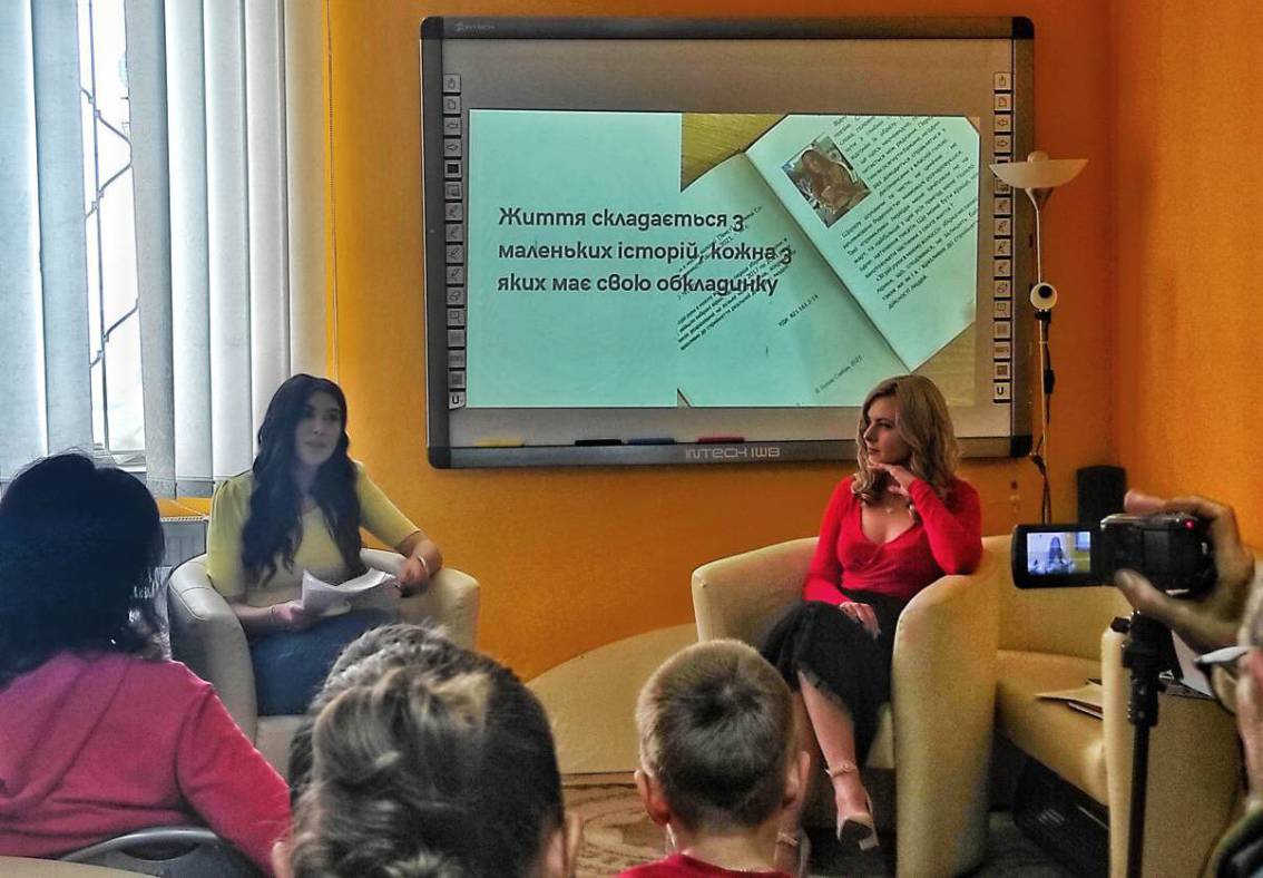 Детальніше про статтю Випускниці відділення журналістики презентували свої дебютні збірки